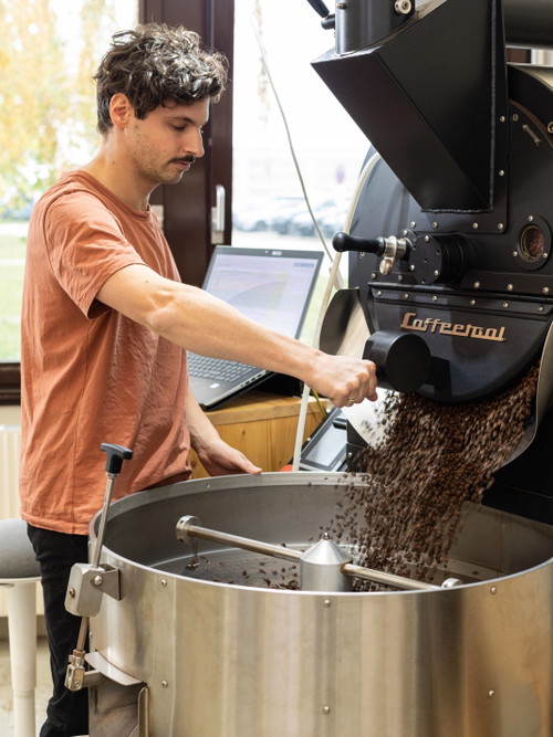 »nomi coffee« steht für Spezialitätenkaffee, der in Wien Simmering mit viel Liebe zum Produkt geröstet wird.