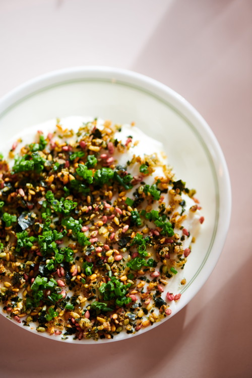 Kartoffel Chips mit Joghurt, Kaffir Limette &amp; Furikake.