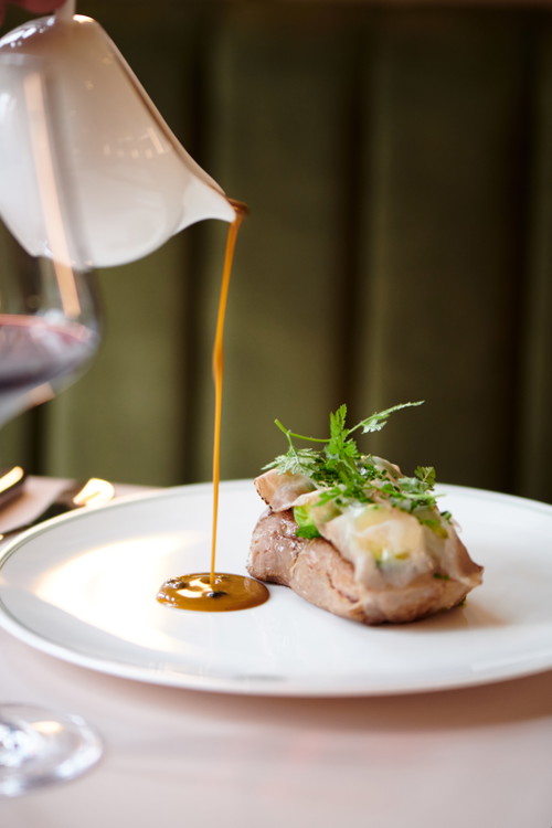 Kalbsrücken mit Lardo, Rosenkohl &amp; Grüner Pfeffer Jus.
