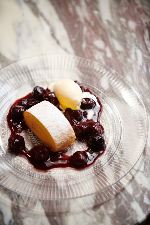 Soufflierte Quark Crêpes mit Kirschkompott &amp; Vanille Glacé.