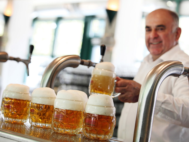 Unter hohen Kastanienbäumen trinkt man im »Schweizerhaus« ein frisch gezapftes Bier – und natürlich muss  es nicht bei einem bleiben!
