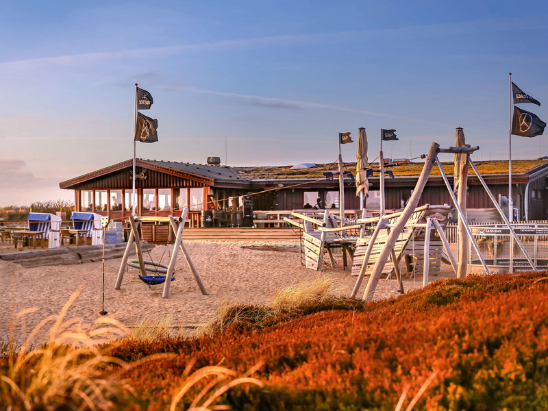 Sehnsuchtsort für Genießer und Weinkenner aus aller Welt: die »Sansibar« am Strand von Rantum auf Sylt.