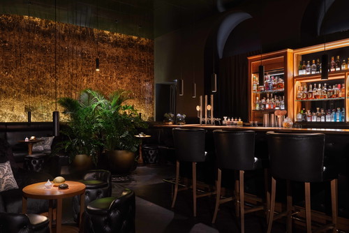 Sehr glamourös ist die »D-Bar« im »Hotel Ritz Carlton«. Hier ­verschmelzen Kulinarik und ­Kreativität 
zu einzigartigen Fusion-­Cocktails.