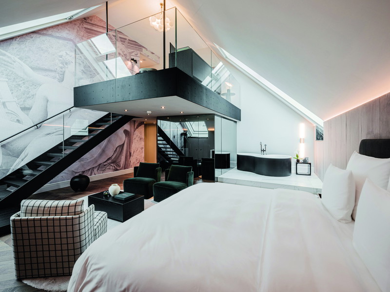 Modern luxury on two levels: The "Grand Maisonette Suite" in the new Ringstrasse hotel "The Amauris" impresses with its unique symbiosis of classic ambience and contemporary design.