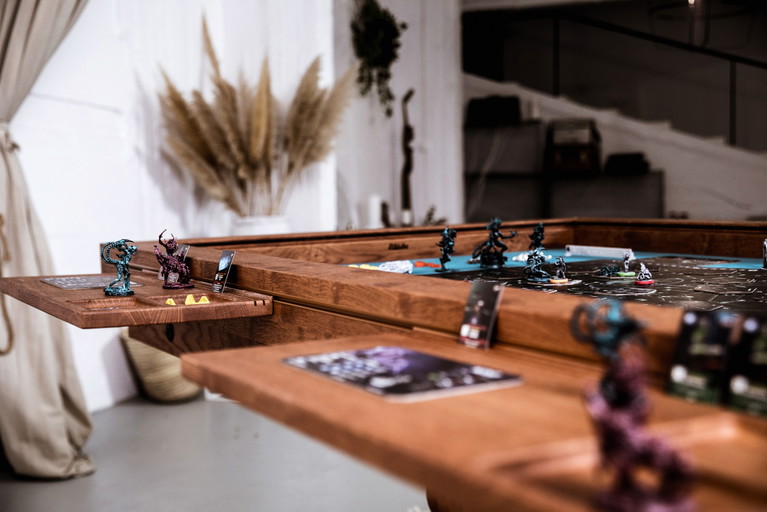 Die Spieltische der Firma Rathskellers sind eine Investition. Dafür darf das Spiel stehen bleiben, während auf einer Ebene darüber auf stilvollen Einlegeplatten gegessen werden kann. 