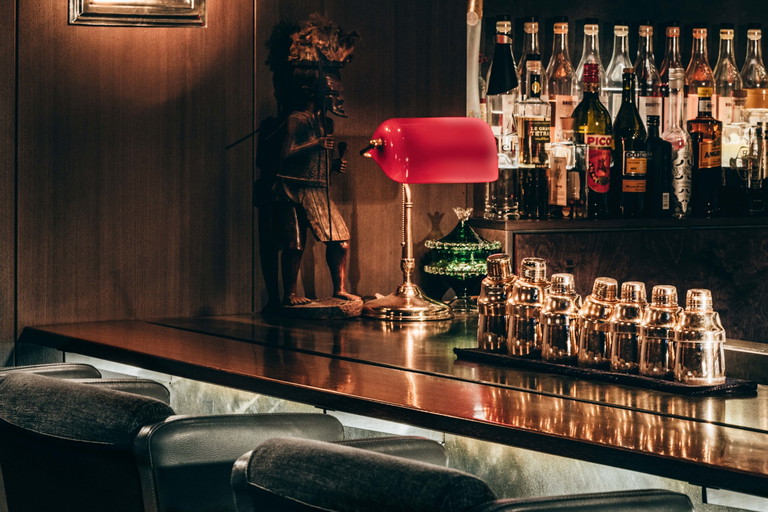 In der Wiener Josefstadt zieht es Cocktail-Liebhaber­ in die geheimnisvolle 
Boutique-Bar »Tür 7«. ­
Nach außen hin ganz unscheinbar, warten 
im Inneren beste Drinks.