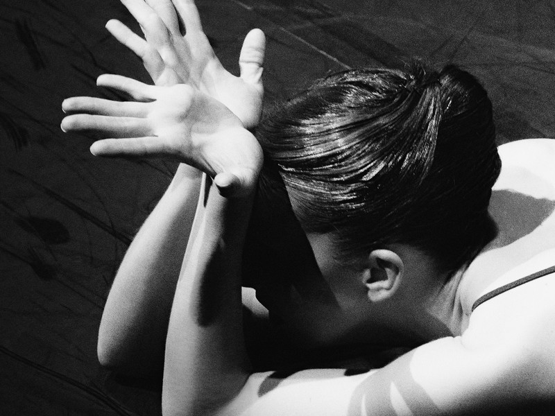 Ballerina auf der Bühne der Staatsoper: Das »Haus am Ring« ist eines der Flaggschiffe der Wiener Kulturszene, pro Spielzeit stehen hier etwa 350 Opern- und Ballett-Vorstellungen auf dem Programm. Die künstlerische Gestaltung des Eisernen Vorhangs stammt dieses Jahr von Anselm Kiefer und trägt den Titel »Solaris«.