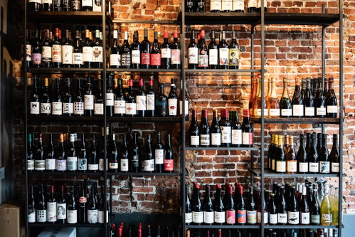 Stephanie Dörings »Weinladen« steht auf St. Pauli in Hamburg und in Binz auf Rügen für »Wein ohne Dresscode« – jugendlich direkt, spontan und menschenfreundlich auch in der Preisgestaltung.