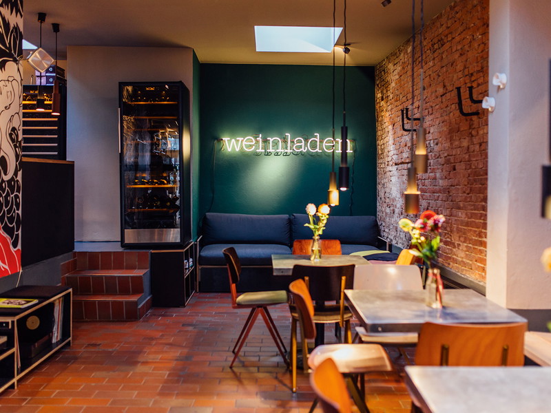 Stephanie Dörings »Weinladen« steht auf St. Pauli in Hamburg und in Binz auf Rügen für »Wein ohne Dresscode« – jugendlich direkt, spontan und menschenfreundlich auch in der Preisgestaltung.