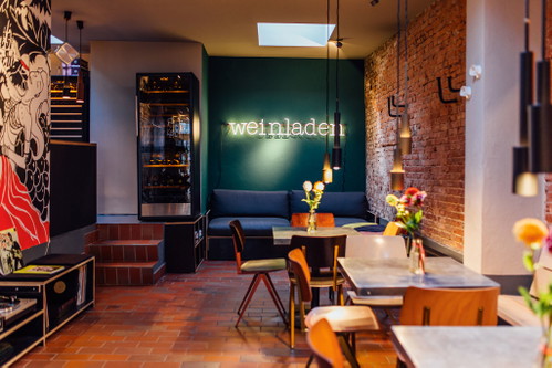 Stephanie Dörings »Weinladen« steht auf St. Pauli in Hamburg und in Binz auf Rügen für »Wein ohne Dresscode« – jugendlich direkt, spontan und menschenfreundlich auch in der Preisgestaltung.