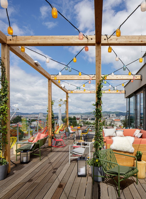 Dachterrassen boomen, ob leger wie im »Zoku Vienna« oder elegant wie im »Hotel Motto« mit seinem Restaurant »Chez Bernard«.