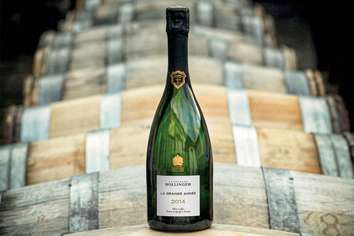 Das Haus Bollinger in Ay zeigt in der vierten Auflage der Village-Champagner das Cuvée »PN AYC 18« mit Pinot-Noir-Trauben, die aus den Weinbergen von Ay stammen.