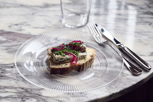 Jahrgangs Sardine aus Portugal mit Sauerteigbrot, Alpenbutter &amp; Zwiebel Pickels.