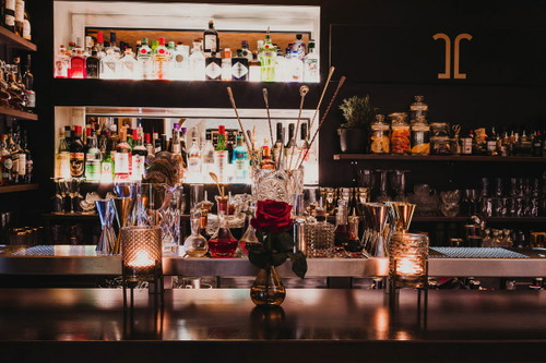 Das »Josef« wurde nach den Großvätern der Inhaber benannt. Hier findet man innovative Cocktailkultur im Herzen Wiens. Nach außen hin ganz unscheinbar, warten im Inneren beste Drinks.