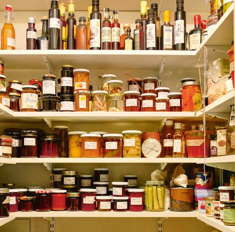 Seiser lässt uns in ihre Küchenkastln schauen, zeigt uns ihre Pfannen und Töpfe, Waagen und Gabeln, ihre Gewürze, Saucen, den Kochwein und den Noilly Prat, mit dem sie so gern ihr Essen abschmeckt. 