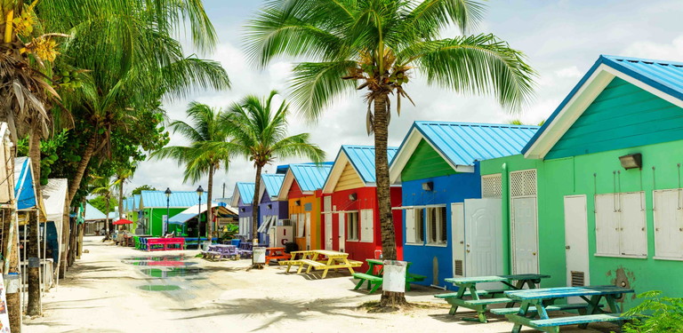 Farbenprächtige Häuser auf der tropischen Insel Barbados in der Karibik.
