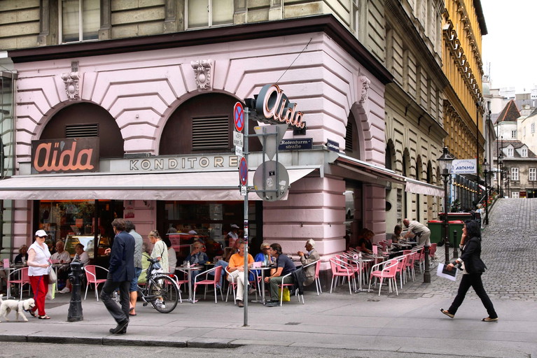 Die Café-Konditorei-Kette »Aida« hat einige Nostalgie-Perlen in ihrem Filialnetz. Für viele die schönste ist jene in der Wollzeile 28. Purer 1950er-Jahre-Retrocharme, auf den Touristen und Einheimische stehen.