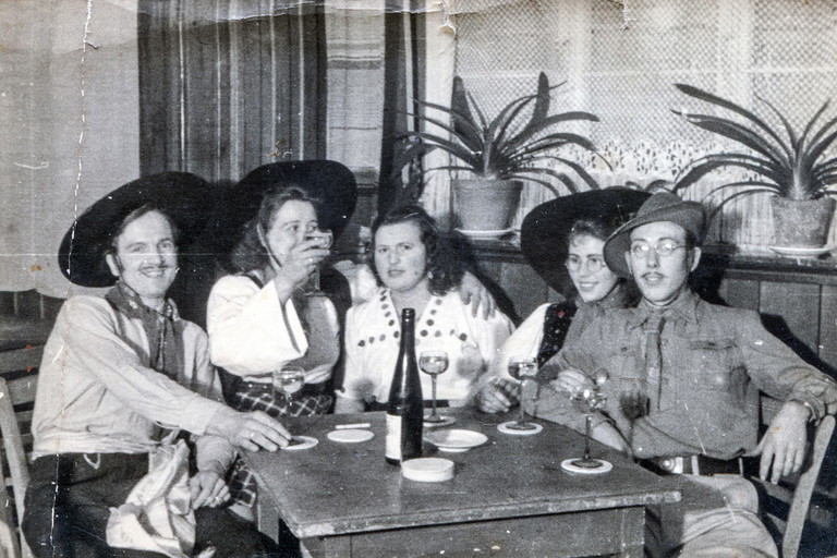 Gute Tradition: Am Stammtisch lag in Österreich einst stets ein Päckchen Schnapskarten bereit. 