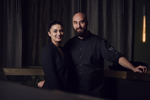 Sternekoch Mitja Birlo mit seiner Frau Florentina, die die Rolle der Gastgeberin und Sommeliére einnimmt.