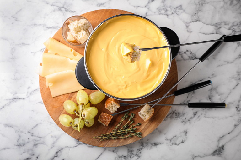 Das Käsefondue ist heute ein Schweizer Nationalgericht. Seine Popularität verdankt es einer Werbekampagne in den 1950er-Jahren.