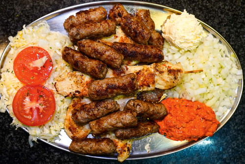 Im »Merak« auf der Mariahilfer Straße kommt alles Gute vom Holzkohlengrill.