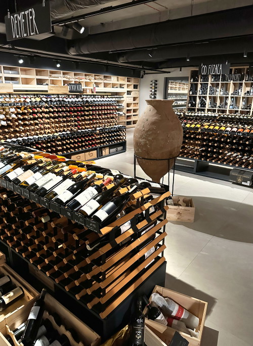 Im Shop in Devín warten 1500 Weinpositionen: Alle wichtigen Regionen sind vertreten. Bemerkenswert!