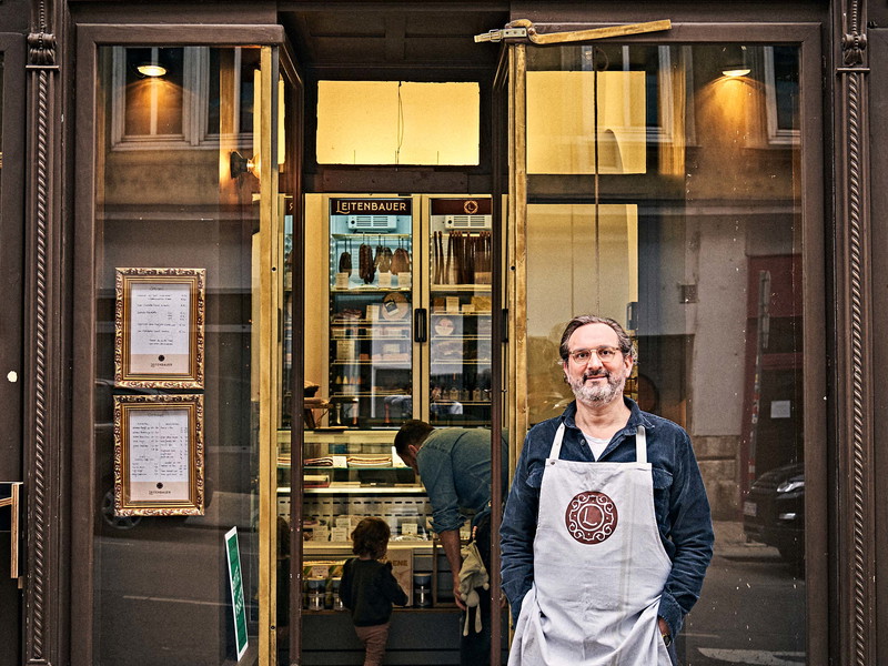 Bei Leitenbauer Delikatessen im 7. Bezirk findet man feinen Guanciale aus Oberösterreich und Mortadella vom Biohof Tomabauer. Dazu gibt es  St. Johanner Würstel vom Salzburger Bio-Bergbauern Hannes Hönegger.
