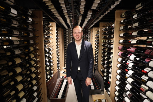 Der junge Chefsommelier Peter Lunter ist Herr über  den mehr als 100 Quadratmeter großen, gut sortierten Keller.