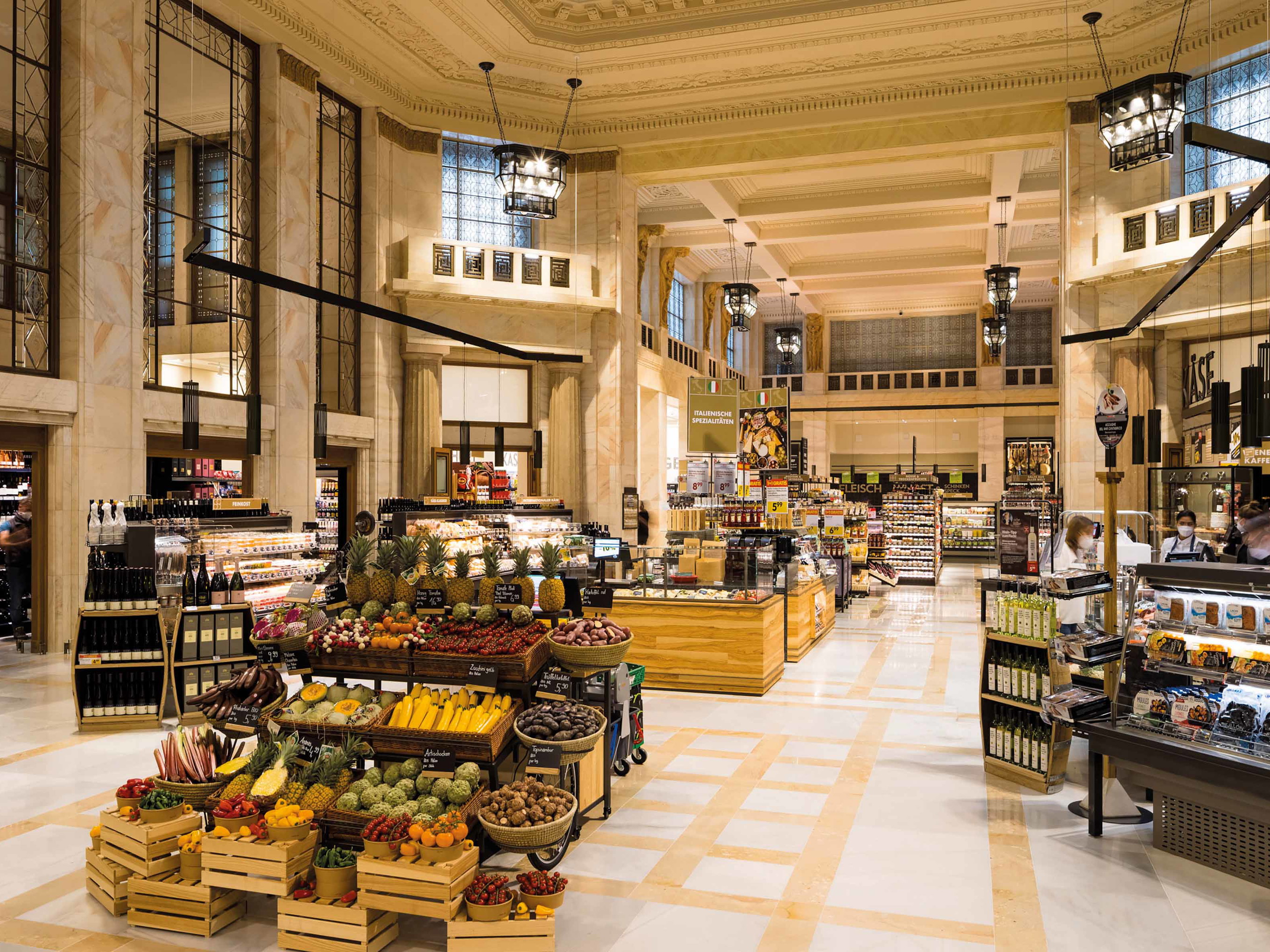 Unter Aufsicht des Denkmalschutzes ließ der Supermarkt- Riese Spar die über 100 Jahre alte Bank-Kassenhalle im  »Haus am Schottentor« für seinen Superlativ-Supermarkt renovieren. Gourmetschätze statt Goldschatz ist jetzt die Devise.