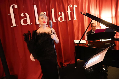 Musik. Wie im Vorjahr verzaubert Christiana Uikiza die Besucher mit feinem Jazz und Chansons.