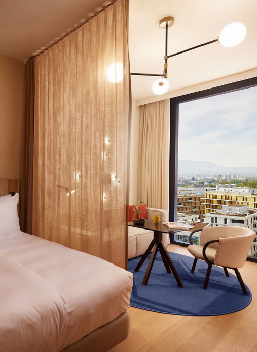 «Adina Hotel Geneva», Genf: Das erste «Adina Hotel» der Schweiz öffnete im März 2023 in dem neuen Genfer Stadtteil Quartier de L’Étang seine Türen.
