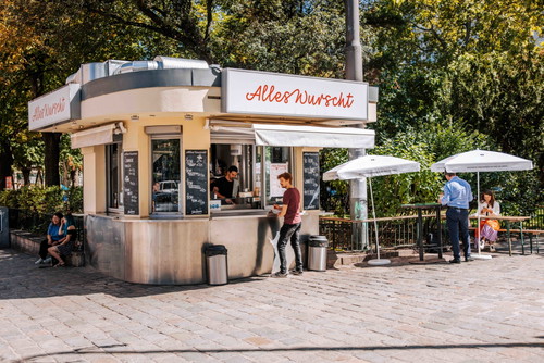 Das Team von »Alles Wurscht« am Börseplatz setzt auf nachhaltig produzierte Würstel, Pommes, Gurkerl und Co. Dazu gibt es 
jeden Freitag Fischspezialitäten.