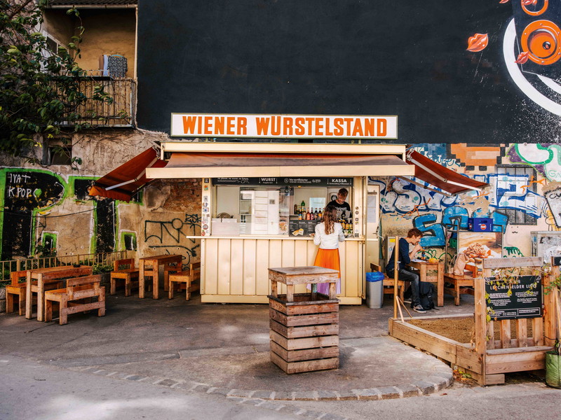 Der »Wiener Würstelstand« in der Josefstadt verwöhnt mit Biowürstel und Bosna – auch in Vegan. 