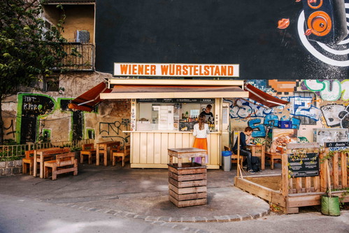 Der »Wiener Würstelstand« in der Josefstadt verwöhnt mit Biowürstel und Bosna – auch in Vegan. 