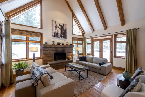 Whistler: Es hat eine Gesamtwohnfläche von 304 Quadratmetern, mit fünf Schlafzimmern, sechs Bädern, einem Wohnzimmer mit Kamin und einem Esszimmer mit angrenzender Küche.