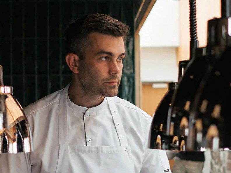 Im »Eck« grillt und räuchert Chefkoch Daniel Tilinger direkt vor den Gästen über offener Flamme.
