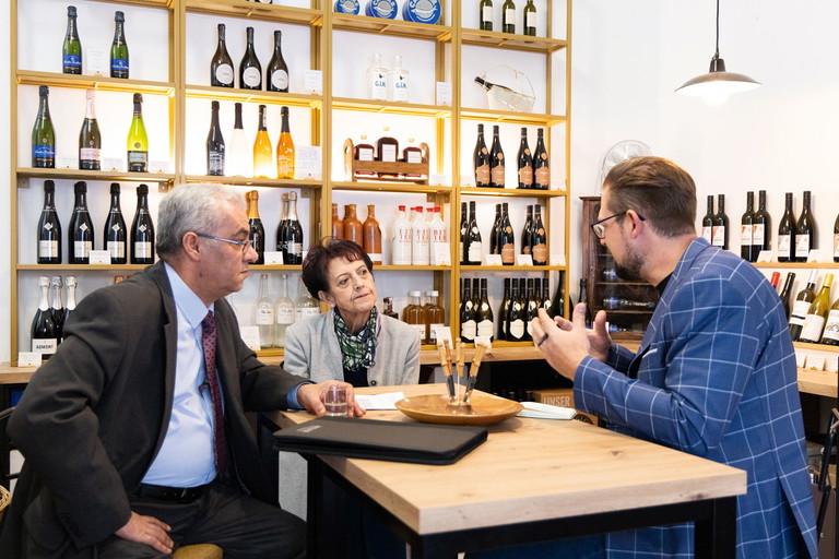 Beim Gespräch in »Leitenbauers Feinkostimbiss« im 7. Bezirk: Die Wirtschaftskammer-Funktionäre Ali Celik und Margarete Gumprecht mit Falstaff-Chefredakteur Christoph Schwarz.