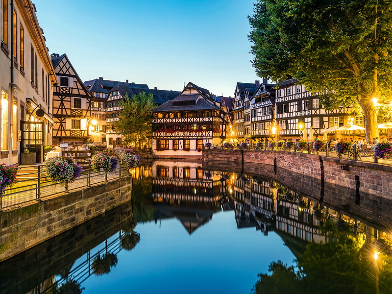 Das pittoreske Viertel »La Petite France« an der Ill mit dem 1572 errichteten Gerberhaus (Maison des Tanneurs) in der Mitte.