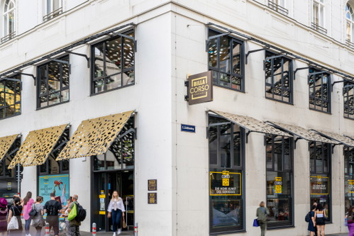 An einem der ältesten Marktplätze Wiens befindet sich der Billa Corso Hoher Markt. Neben der dreistöckigen Luxus-filiale ist in dem Palais auch eine Weinbar untergebracht.