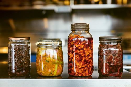 Sambals, Pickles und Gewürzpasten sind in der Küche Sri Lankas allgegenwärtig.