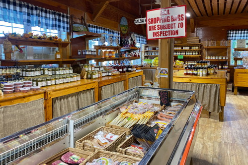 Everyone works together to ensure that the range on offer at the farm stands is so varied: Farmers deliver eggs, bread and jam. The butcher brings sausages across the sea by boat.