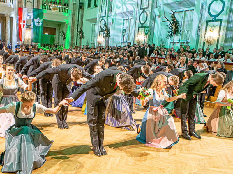  Die Tradition hat hier, auf einem der traditionsreichsten Bälle der Stadt, ihren festen Platz. Raum für mutige Neuerungen und ein abwechslungsreiches Programm ist dennoch. 