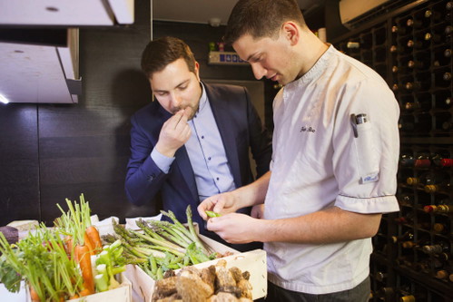 Küchenchef Cédric Kuster (l.) testet im »La Casserole« die Zutaten. Die junge Küchenbrigade will die französische Küche entkrampfen und dennoch klassisch bleiben.