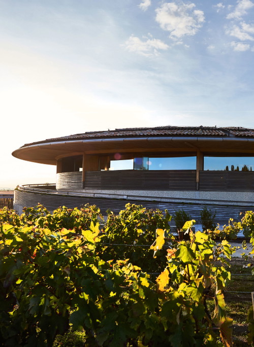 Le Dôme im Bordeaux: Hier hat Tkáč von Architekt Sir Norman Foster sein neues Weingut errichten lassen.