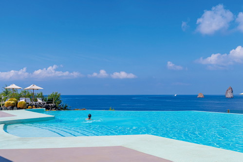 Das »Therasia Resort« bietet einen Infinitypool vom Feinsten. Für kulinarischen Genuss sorgen gleich zwei Sternerestaurants 
im Haus. 