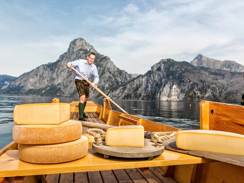 Michael Waidacher von der Gmundner Milch am Traunsee unterwegs mit seinem Käsesortiment. 