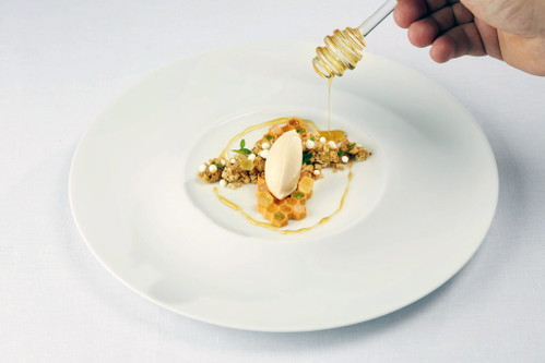 Paul Stradners Dessert mit Honigeis und purem Honig von eigenen Bienen.