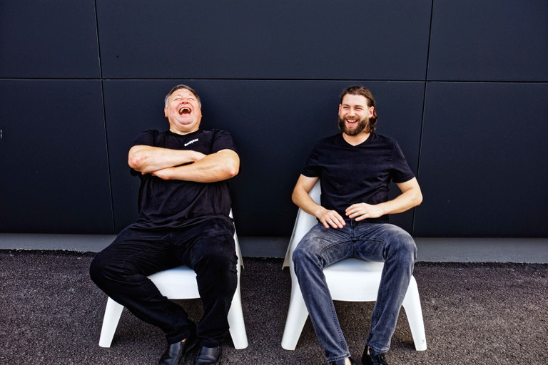 Mit viel Humor planen Vater Hans und Sohn Michael die Details ihrer Weinkeller. 