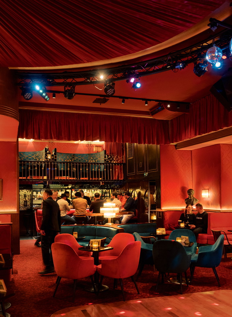 The "Eden Bar" is celebrating its debut this year. For the first time, part of the building will be remodelled to transport the unique atmosphere into the opera house.
