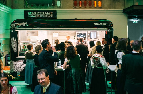 Für das leibliche 
Wohl der Ballgäste ist gesorgt: Der »Pannatura«-Foodtruck des Hauses Esterházy macht mit seinen Wildspezialitäten auch dieses Jahr beim Jägerball Station.